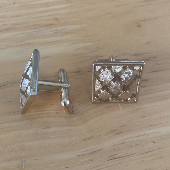 Gold Tone Swank Square Grid Patch Design Cufflinks - Picture 3 of 6